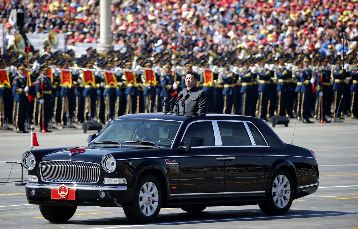 Председатель КНР Си Цзиньпин во время парада на площади Тяньаньмэнь в Пекине, посвященного победе в Японо-китайской войне и окончанию Второй мироой войны