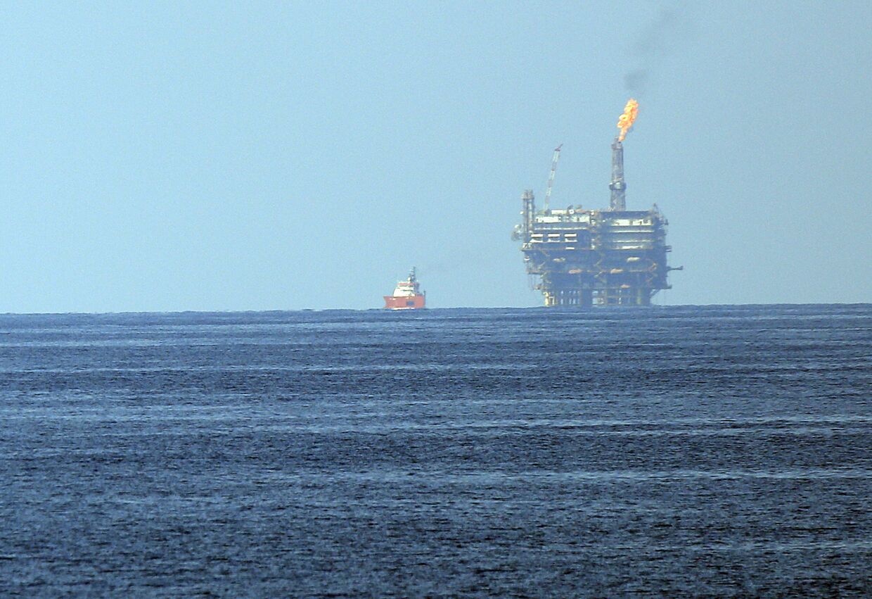 Нефтяная платформа итальянской компании ENI в Средиземном море