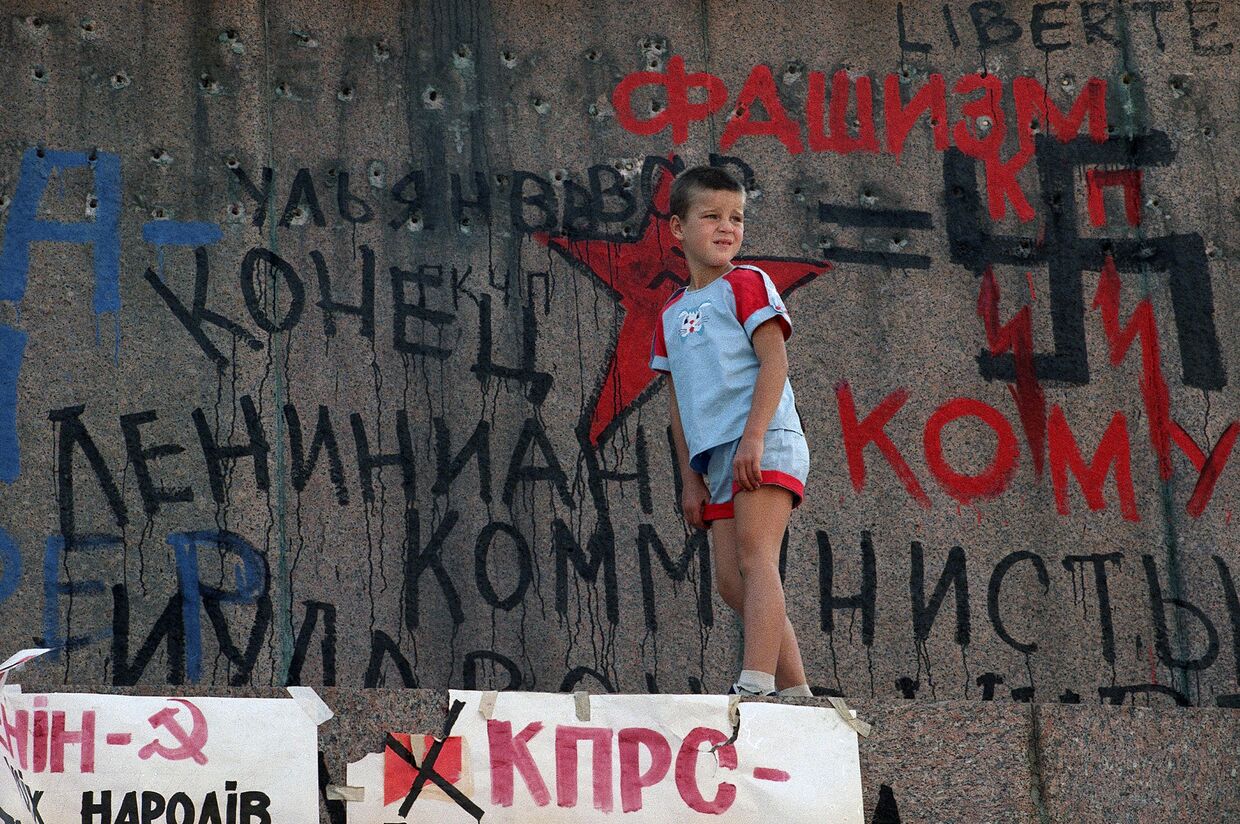 Памятник Ленину в Киеве через четыре дня после провозглашения независимости Украины, 1991 год