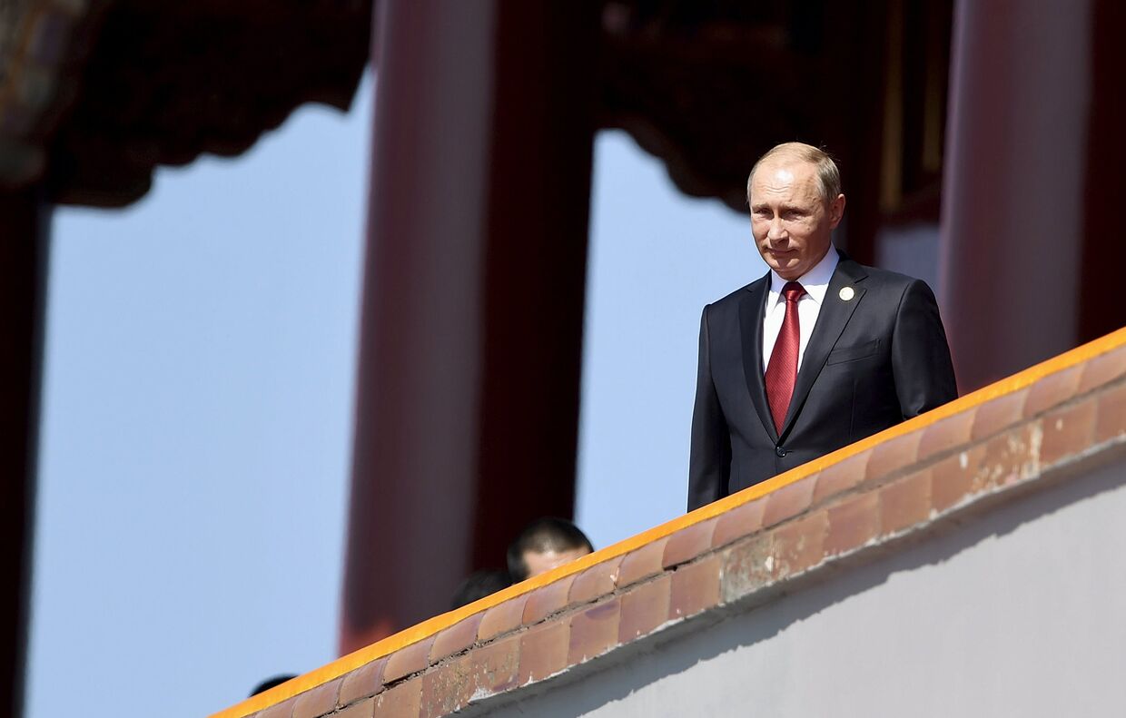 Владимир Путин перед началом парада на площади Тяньаньмэнь