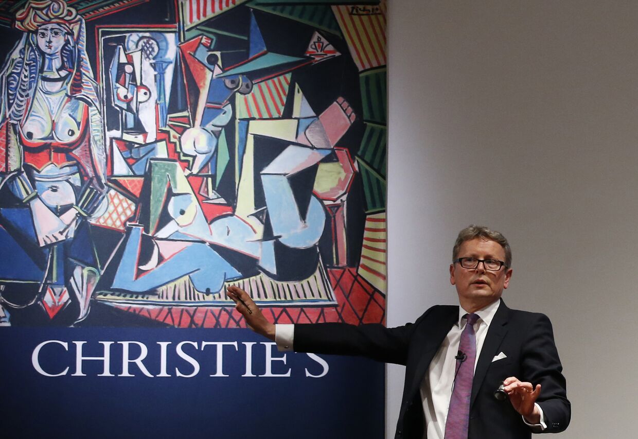 Глава глобального подразделения аукционного дома Christie's Юсси Пилкканен во время торгов картины Пабло Пикассо «Алжирские женщины»