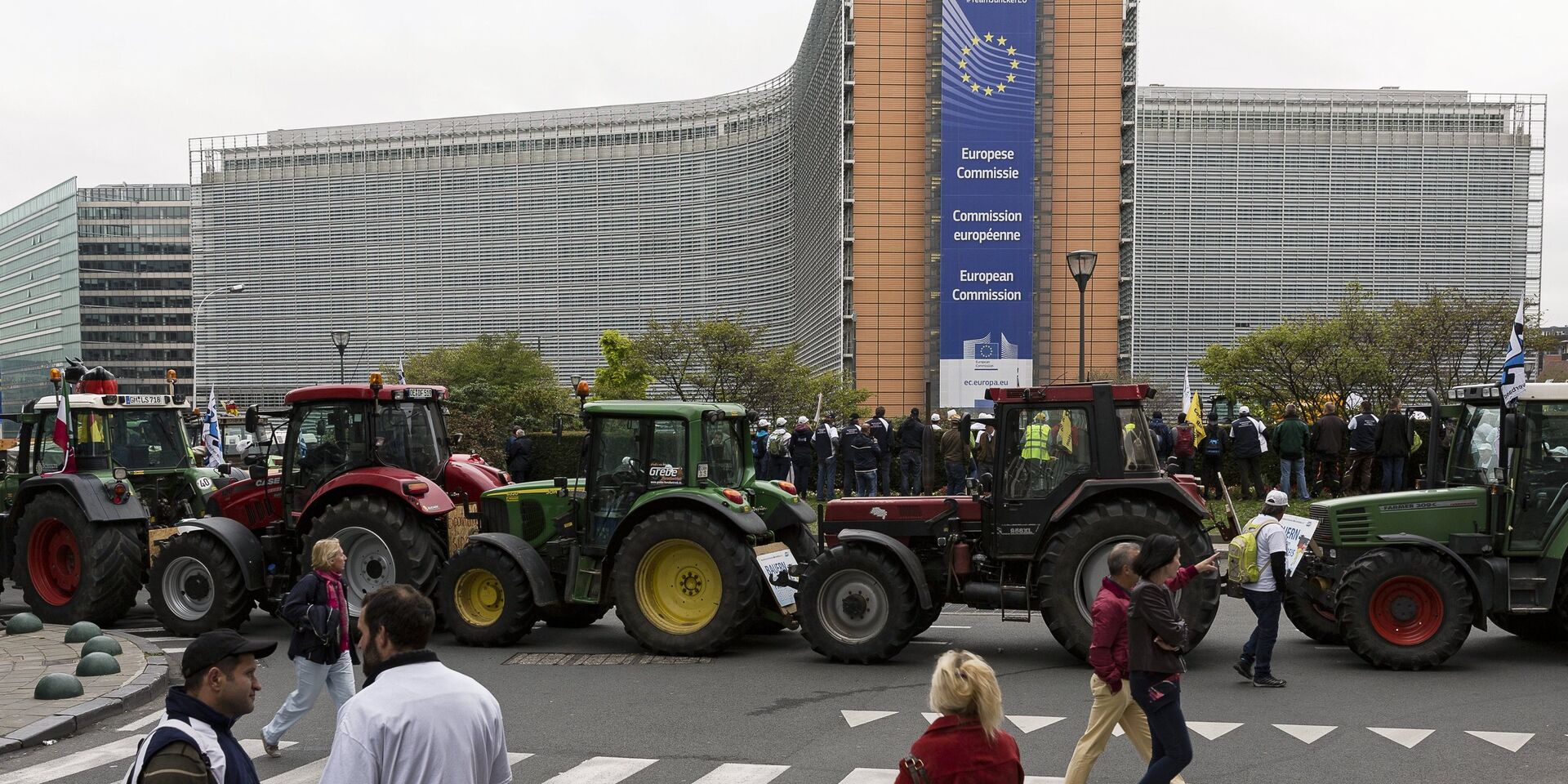 Участники акции протеста фермеров на площади перед зданием Совета ЕС в Брюсселе - ИноСМИ, 1920, 29.06.2023