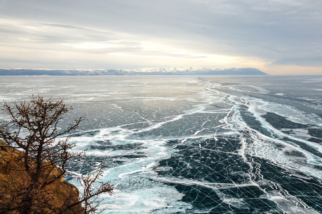 Мыс Хобой (северная часть острова Ольхона), мыс Рытый (слева) и полуостров Святой нос (справа). Вид на северную часть озера Байкал