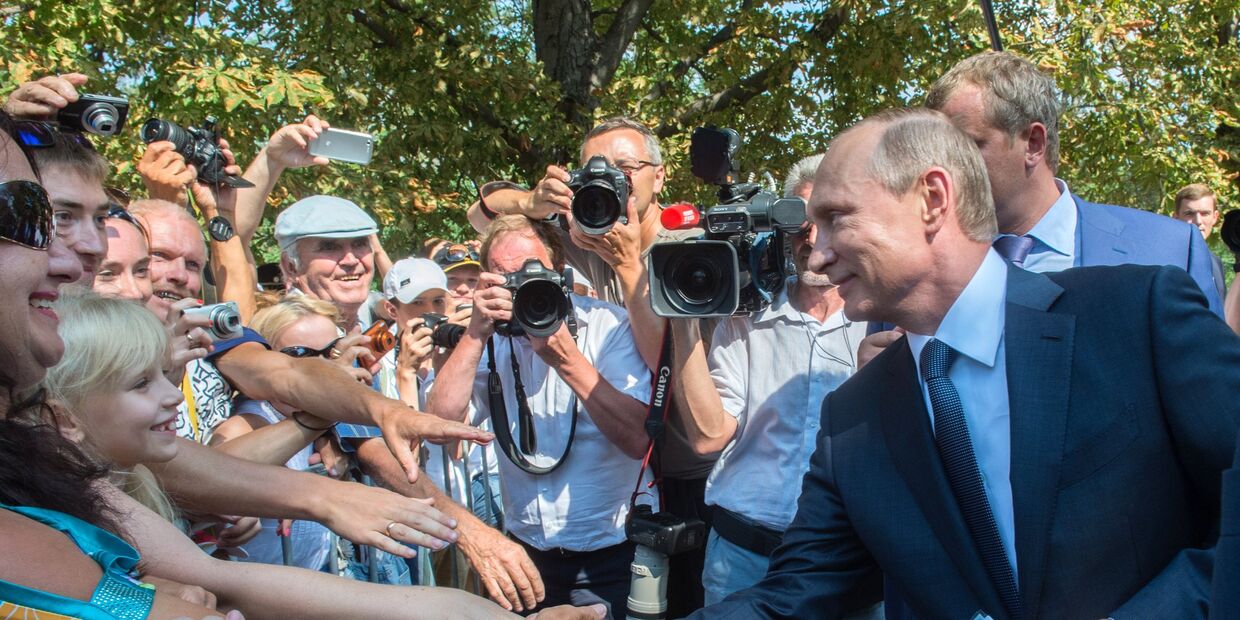 Президент России Владимир Путин общается с отдыхающими и местными жителями во время посещения мемориального комплекса Малахов курган в Севастополе