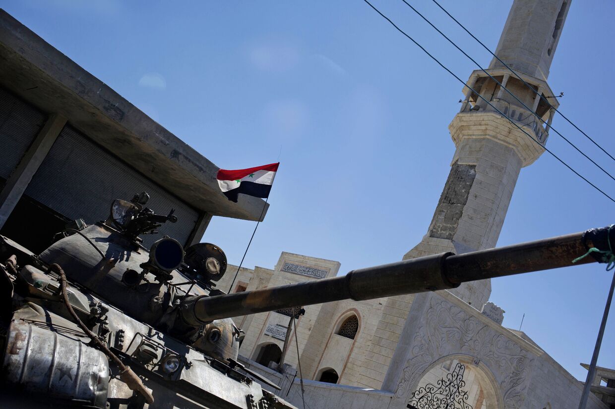 Танк сирийских военных в деревне Хосн