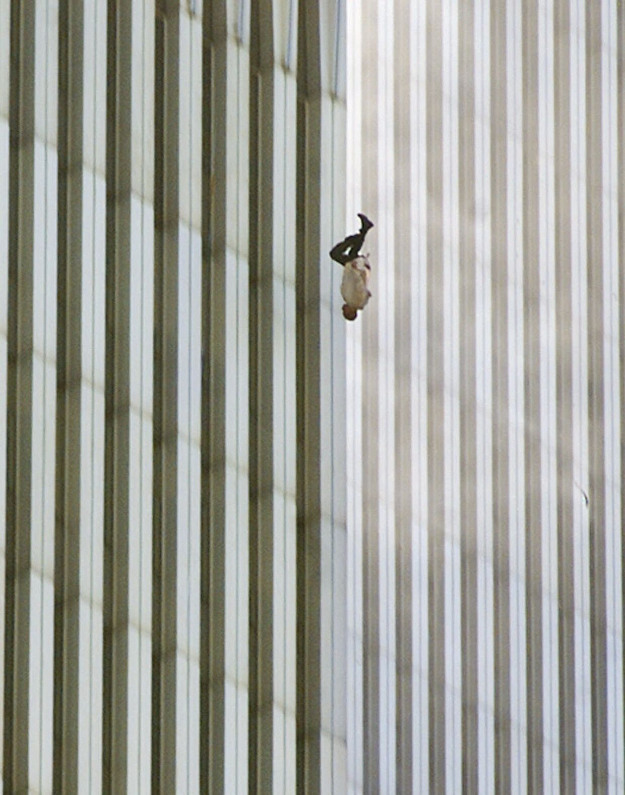 Человек падает из окна Северной башни Мирового торгового центра в Нью-Йорке, 11 сентября 2001 года