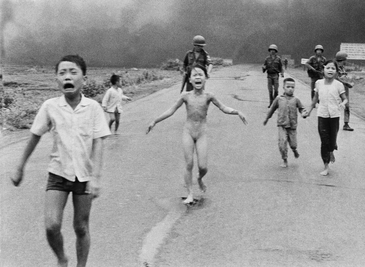 Ошибочное применение напалма южновьетнамской авиацией против мирных жителей 8 июня 1972 года, в центре – Ким Фук