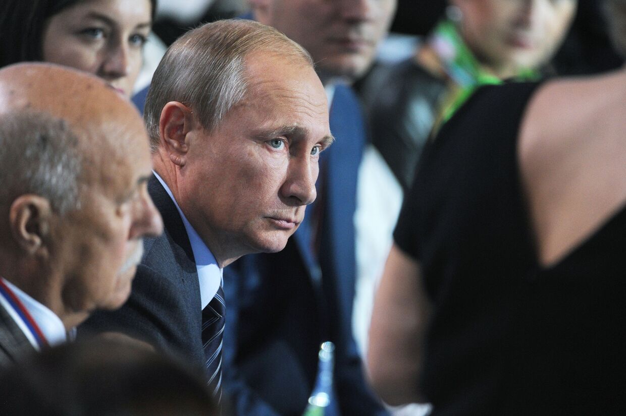 Президент России Владимир Путин принимает участие в пленарном заседании Форума ОНФ