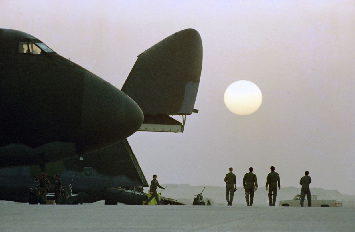 Военно-транспортный самолет Локхид C-5 «Гэлэкси» на военной базе в Саудовской Аравии. Война в Персидском заливе, 1990 год 