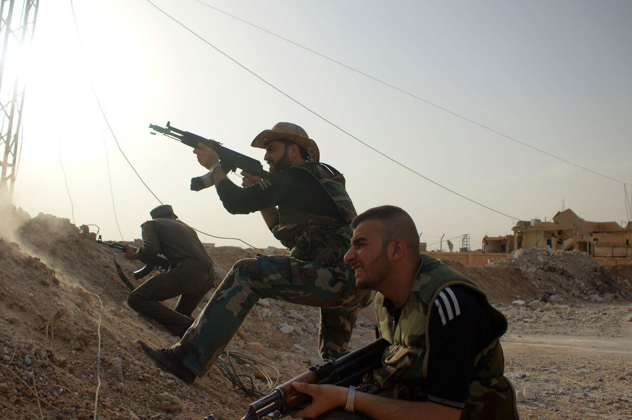 Сирийские военные и ополченцы ведут бой с боевиками ИГИЛ (запрещена в РФ) на окраине города Эль-Хасака (Хасеке) на востоке Сирии