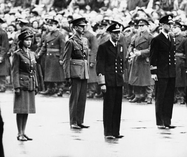 Король Георг VI, принцесса Елизавета и принц Филипп на церемонии, посвященной памяти погибших во время Второй мировой, 1947 год