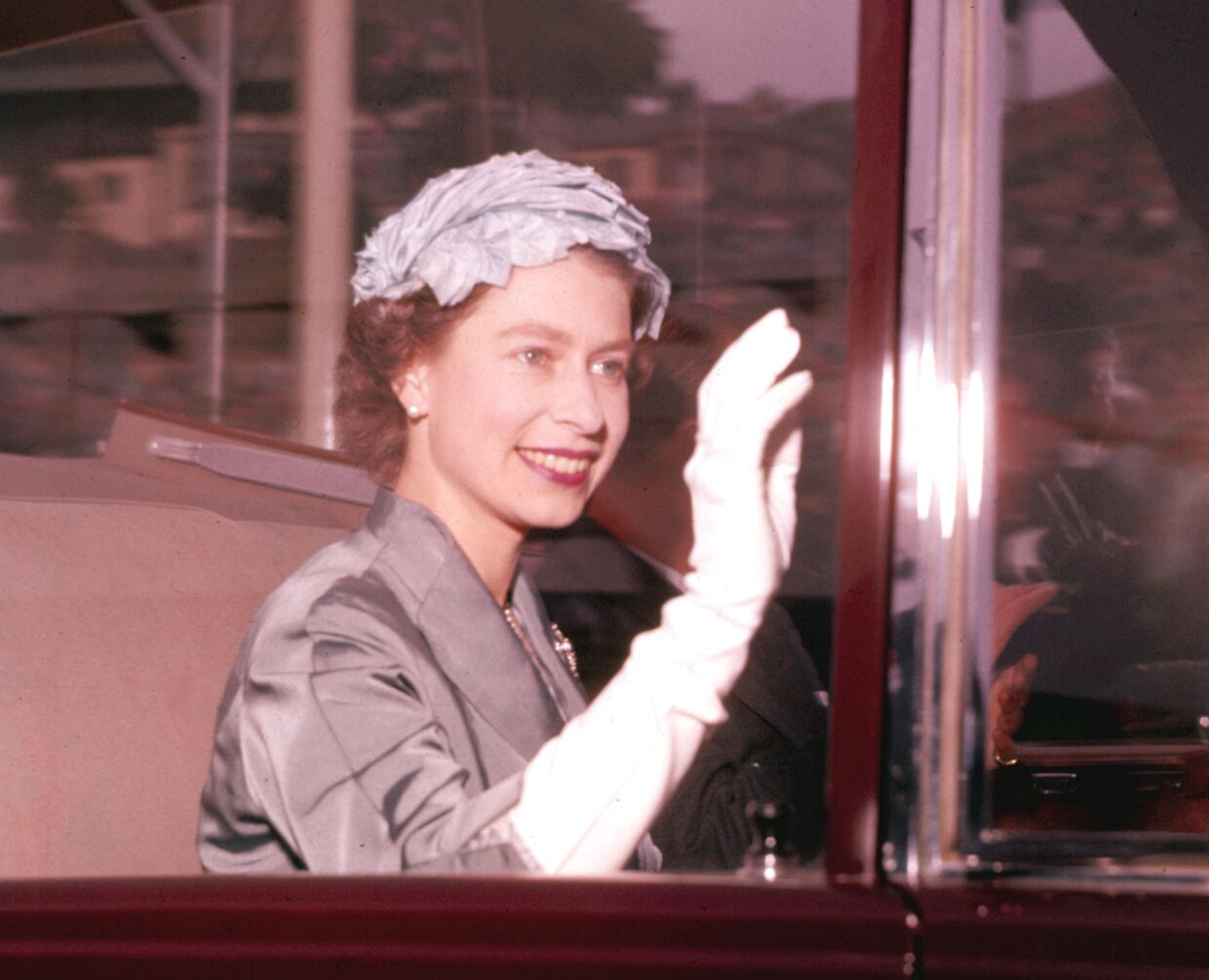 Королева Елизавета едет в театр, 1957 год