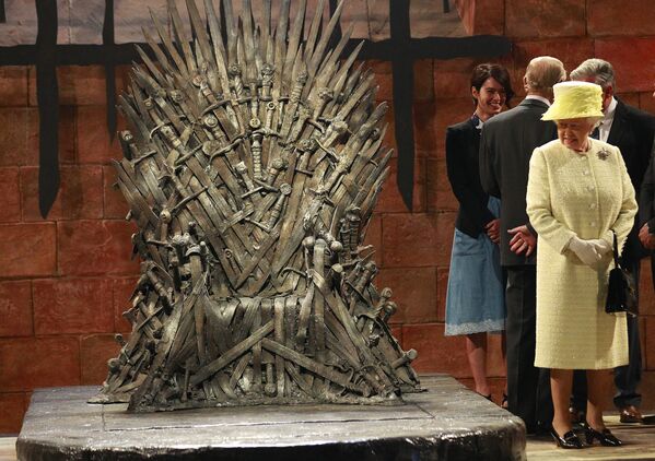 Королева Елизавета у Железного трона на съемочной площадке сериала «Игра престолов» в Белфасте