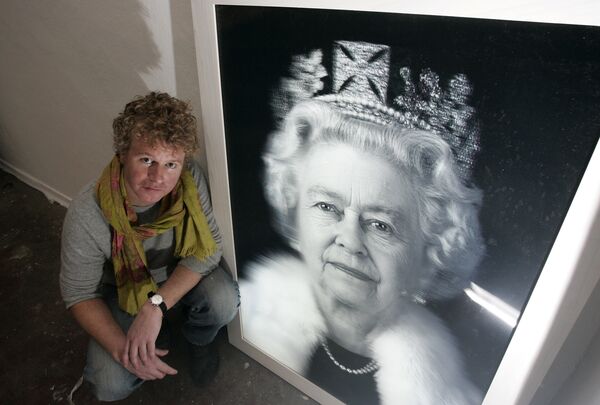 Художник Крис Левайн с 3D-портретом королевы Елизаветы II