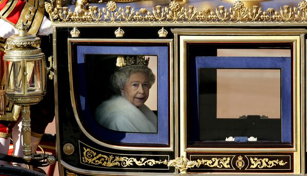 Королева Елизавета II покидает Букингмеский дворец перед поездкой на Церемонию открытия парламента в Палате лордов