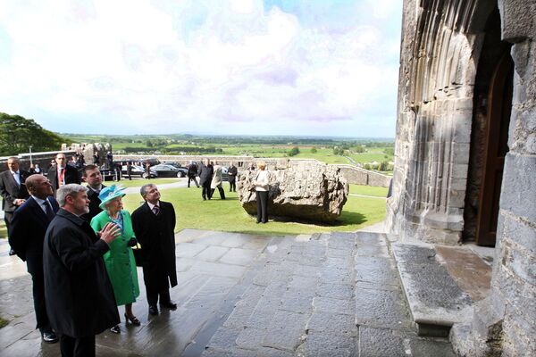Королева Елизавета II в замке Скала Кашел в Ирландии, 2011 год