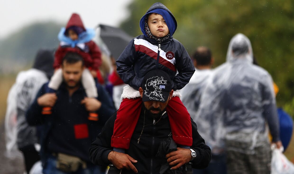 Беженцы с детьми во временном лагере на юге Венгрии