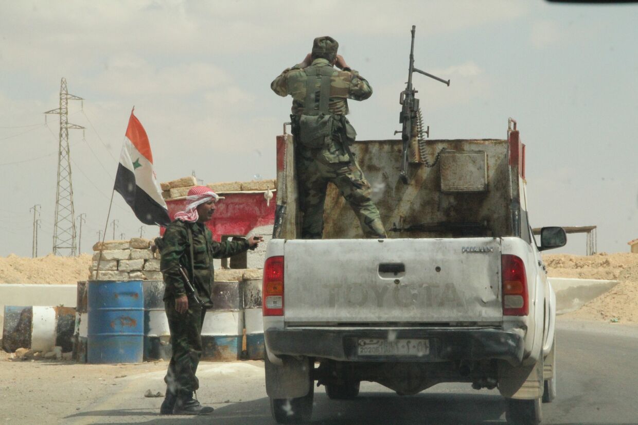 Блокпост сирийских военных на дороге Хомс-Ракка