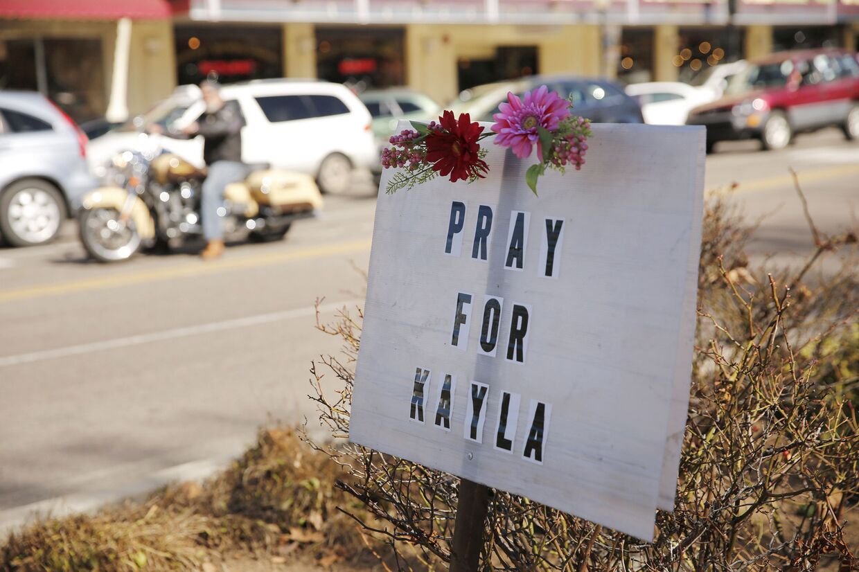 Табличка в память о Кайле Мюллер, погибшей в плену у Исламского государства, на улице в Прескотте