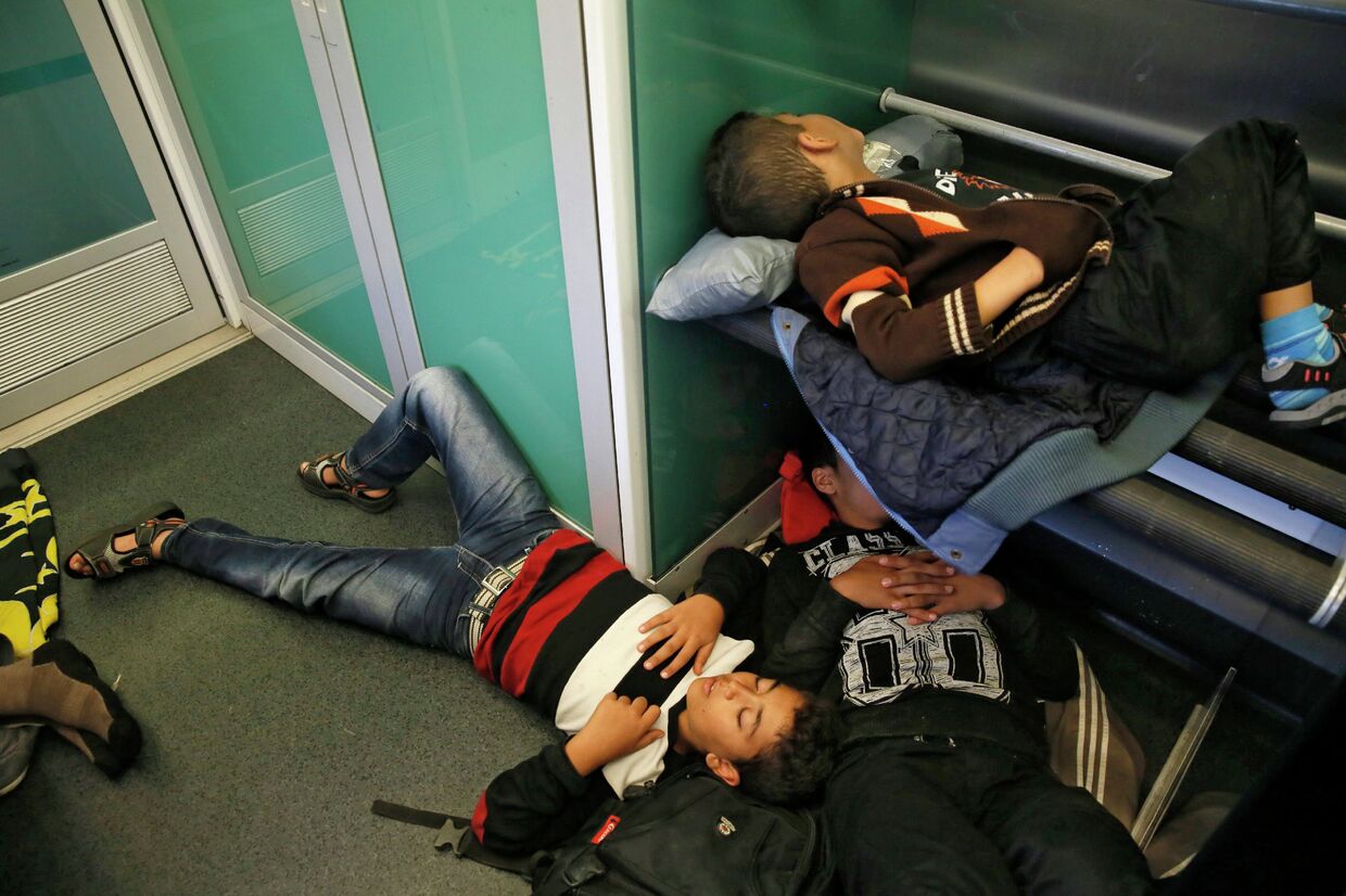 Беженцы из стран Ближнего Востока в поезде Будапешт - Вена