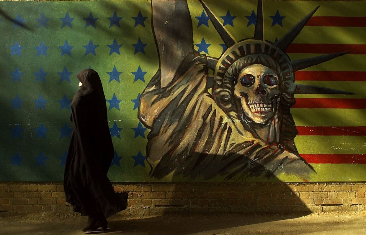 Граффити на стене бывшего посольства США в Тегеране