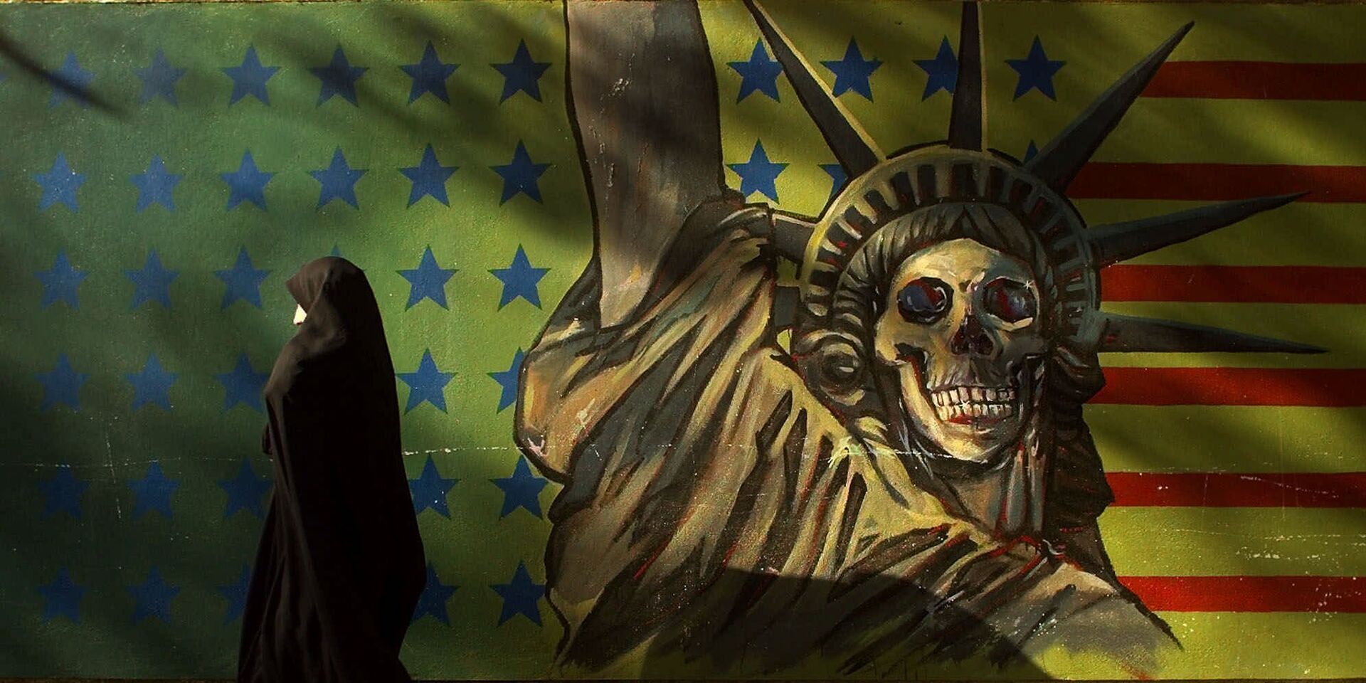 Граффити на стене бывшего посольства США в Тегеране - ИноСМИ, 1920, 11.01.2026