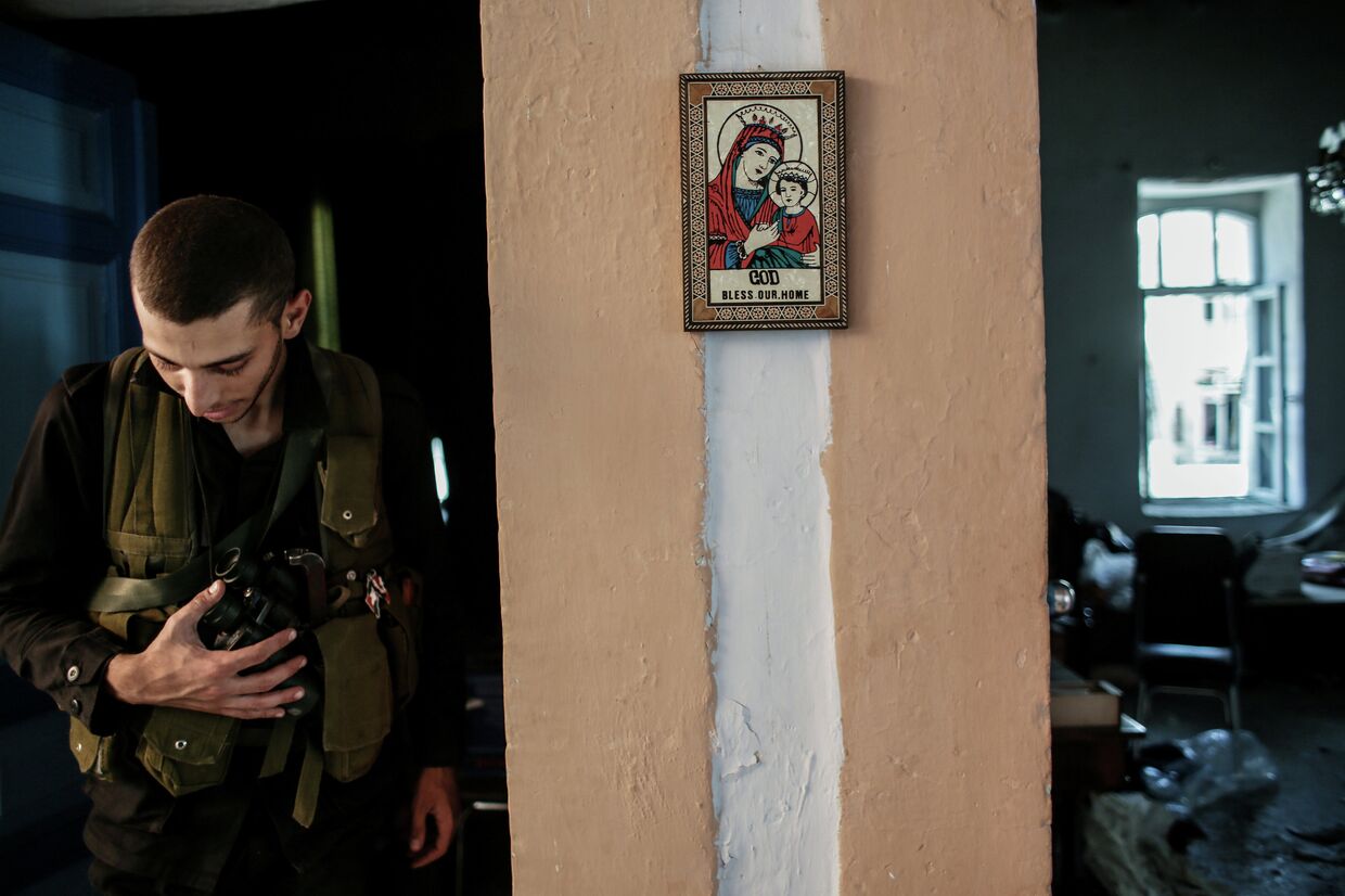 Христианская икона в одном из домов, освобожденных от боевиков, в центре города Маалула