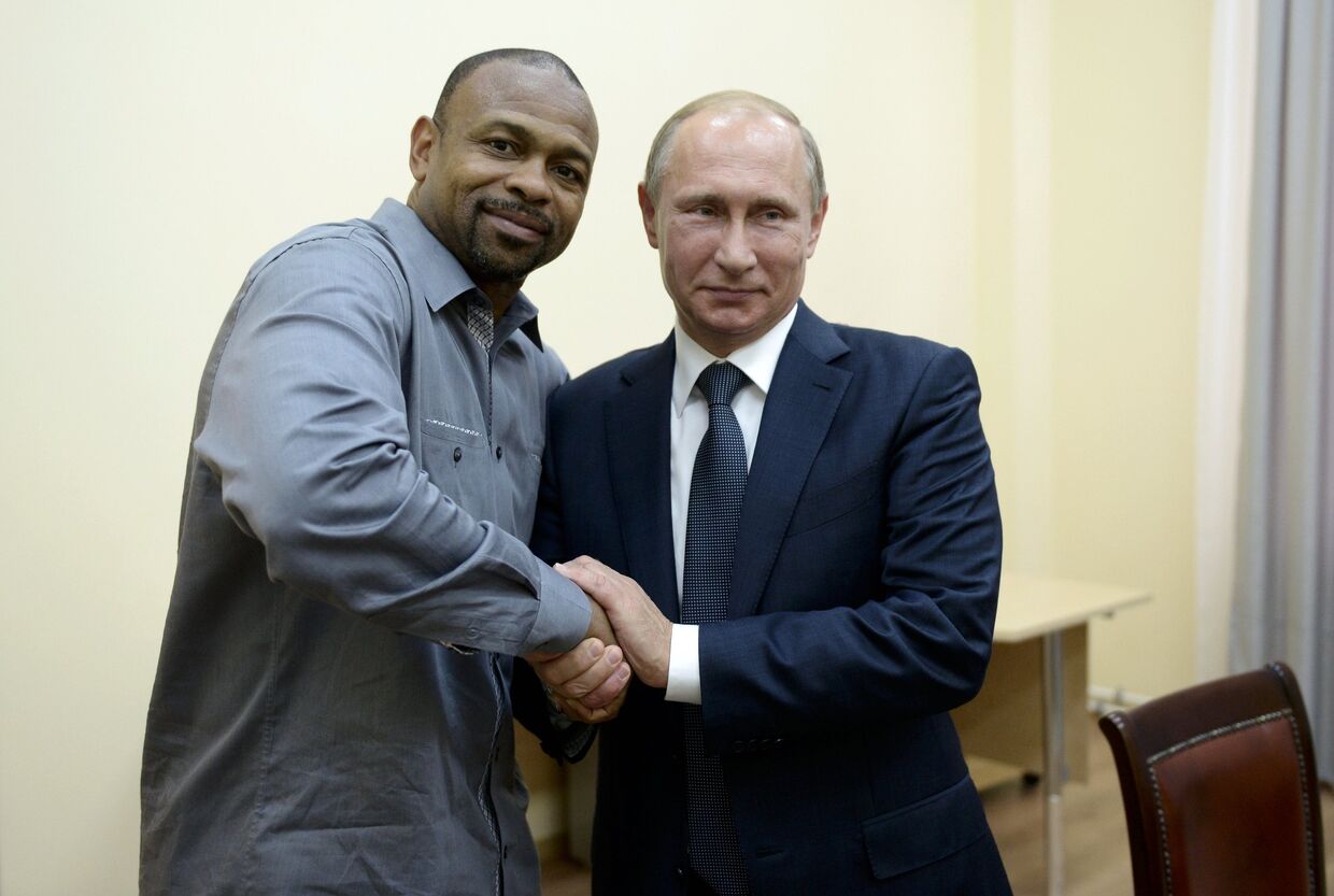 Президент России Владимир Путин во время встречи в Севастополе с известным американским боксером Роем Джонсом-младшим