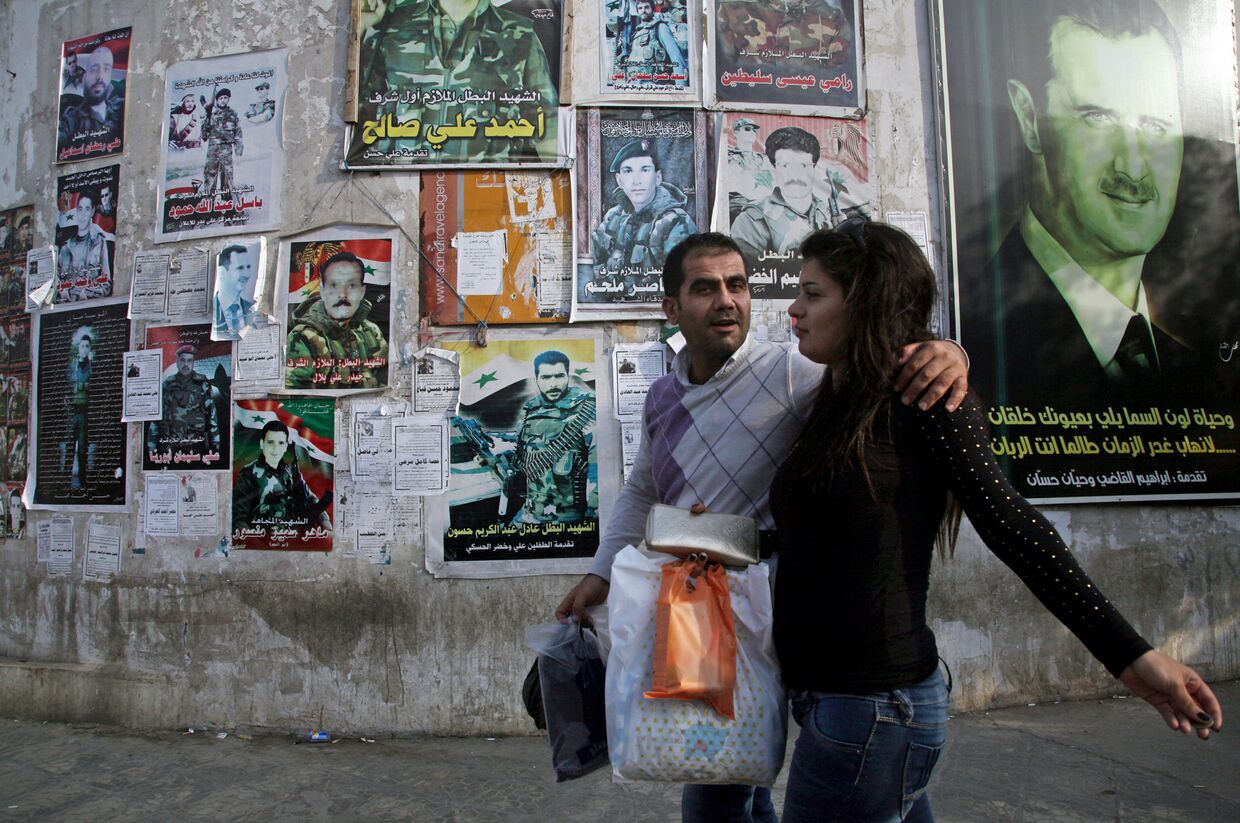 Портреты погибших сирийских солдат и президента Башара Асада на стене здания в Тартусе