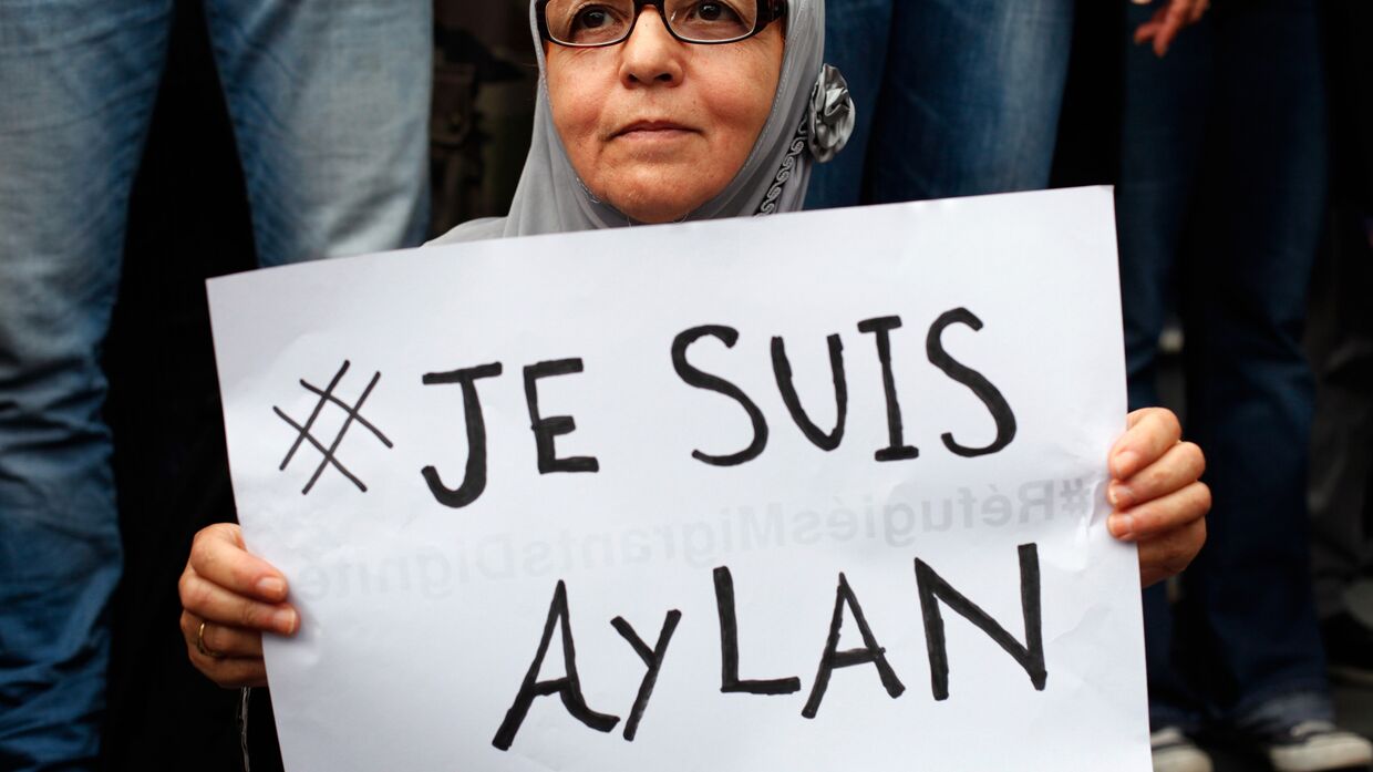 Женщина с плакатом Je suis Aylan на митинге в поддержку беженцев в Париже