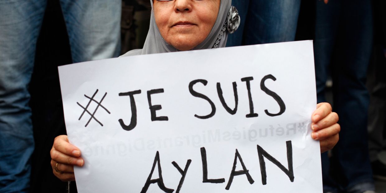 Женщина с плакатом Je suis Aylan на митинге в поддержку беженцев в Париже