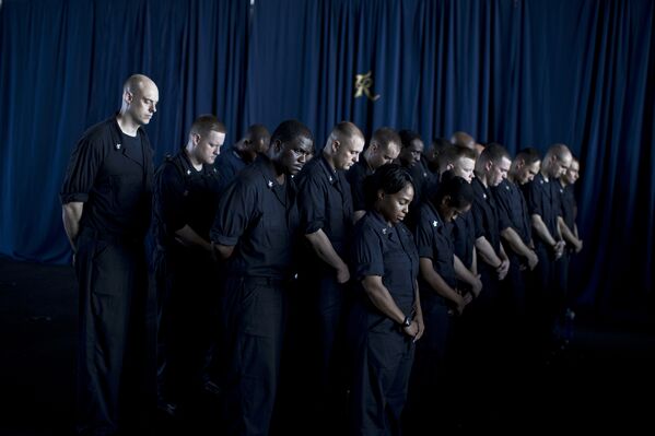 Экипаж авианосца «Теодор Рузвельт» во время церемонии, посвященной памяти погибших во время терактов 11 сентября 2001 года