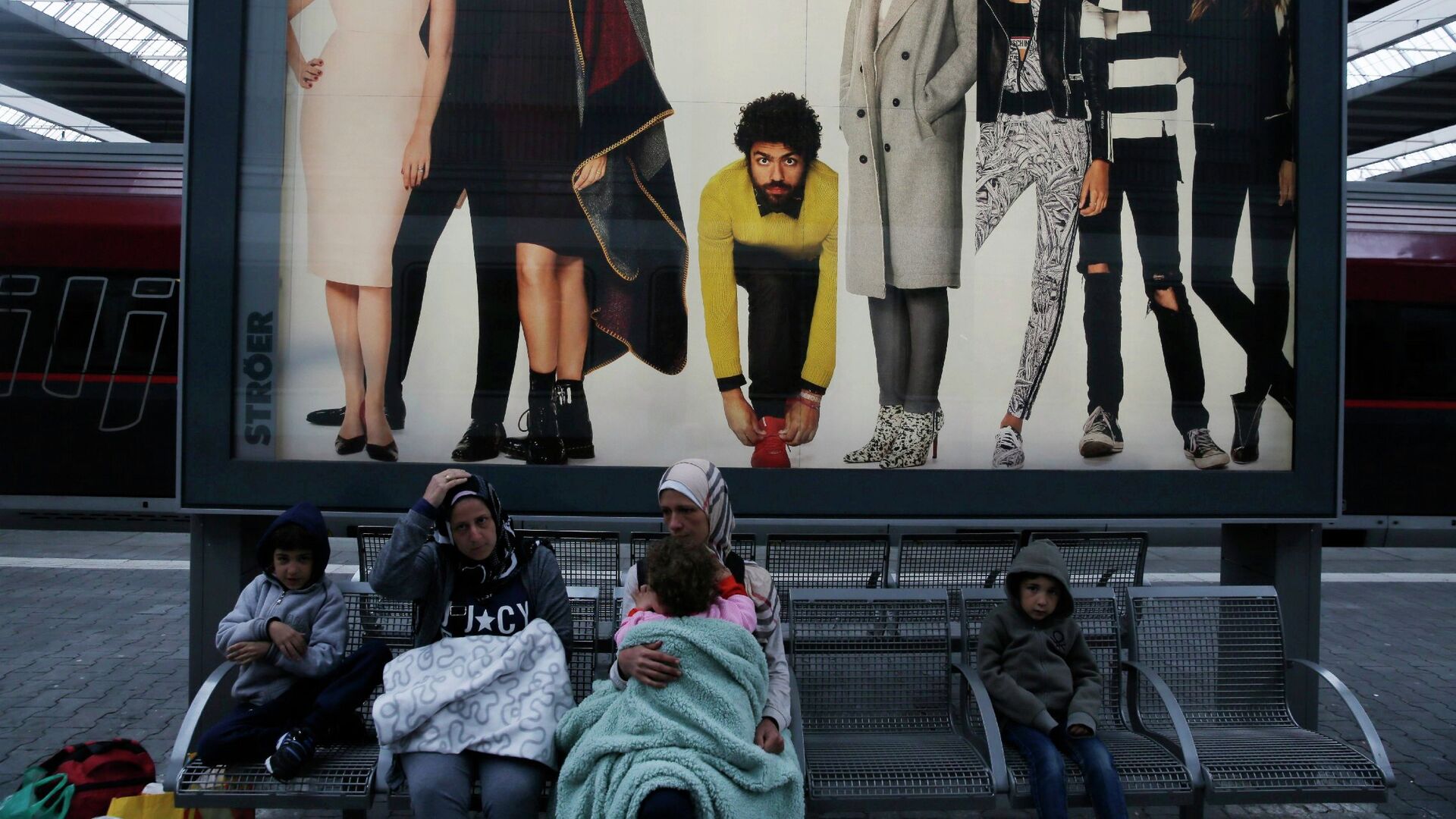Беженцы с Ближнего Востока на железнодорожном вокзале в Мюнхене - ИноСМИ, 1920, 19.01.2019