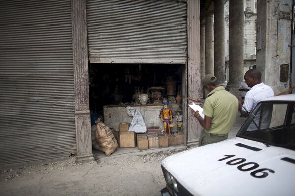 Полицейские у недавно ограбленного магазина атрибутики сантерии
