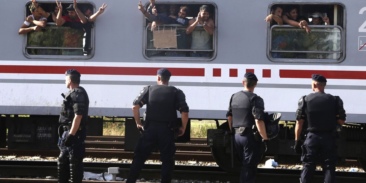 Поезд, развозящий беженцев по приютам, отправляется со станции в городе Товарник, Хорватия
