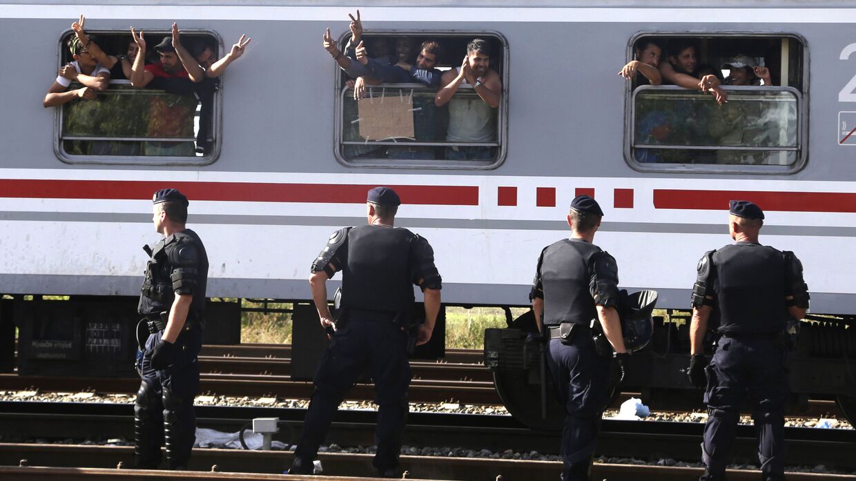 Поезд, развозящий беженцев по приютам, отправляется со станции в городе Товарник, Хорватия