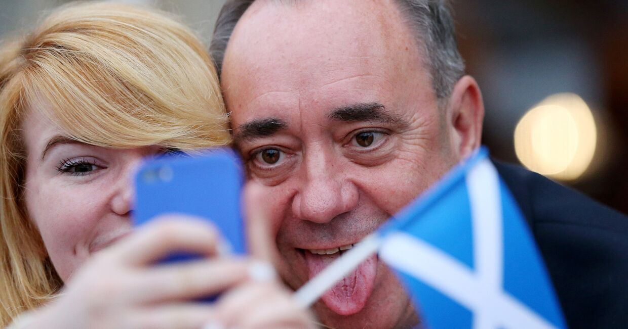 Бывший лидер Шотландской национальной партии Алекс Салмонд фотографируется со сторонницей накануне референдума о независимости Шотландии
