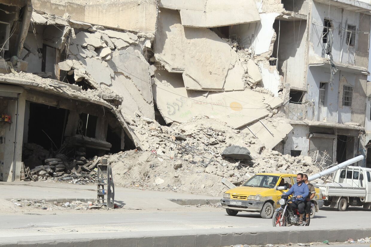 Местные жители на одной из улиц Алеппо, Сирия