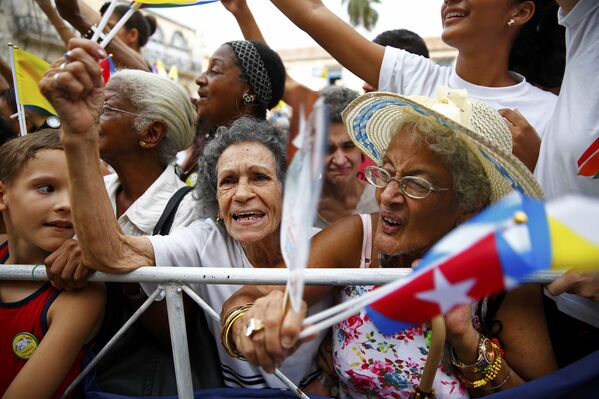 Кубинцы стараются пробраться ближе к папе Франциску после службы в Кафедральном соборе Гаваны