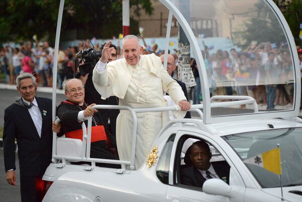 Папа Франциск приветствует кубинцев во время поездки из аэропорта имени Хосе Марти в апостольскую нунциатуру