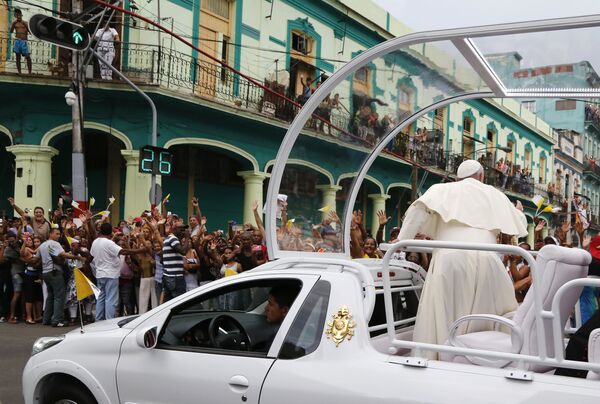 Кубинцы приветствуют папу Франциска на пути в собор Сан-Кристобаль