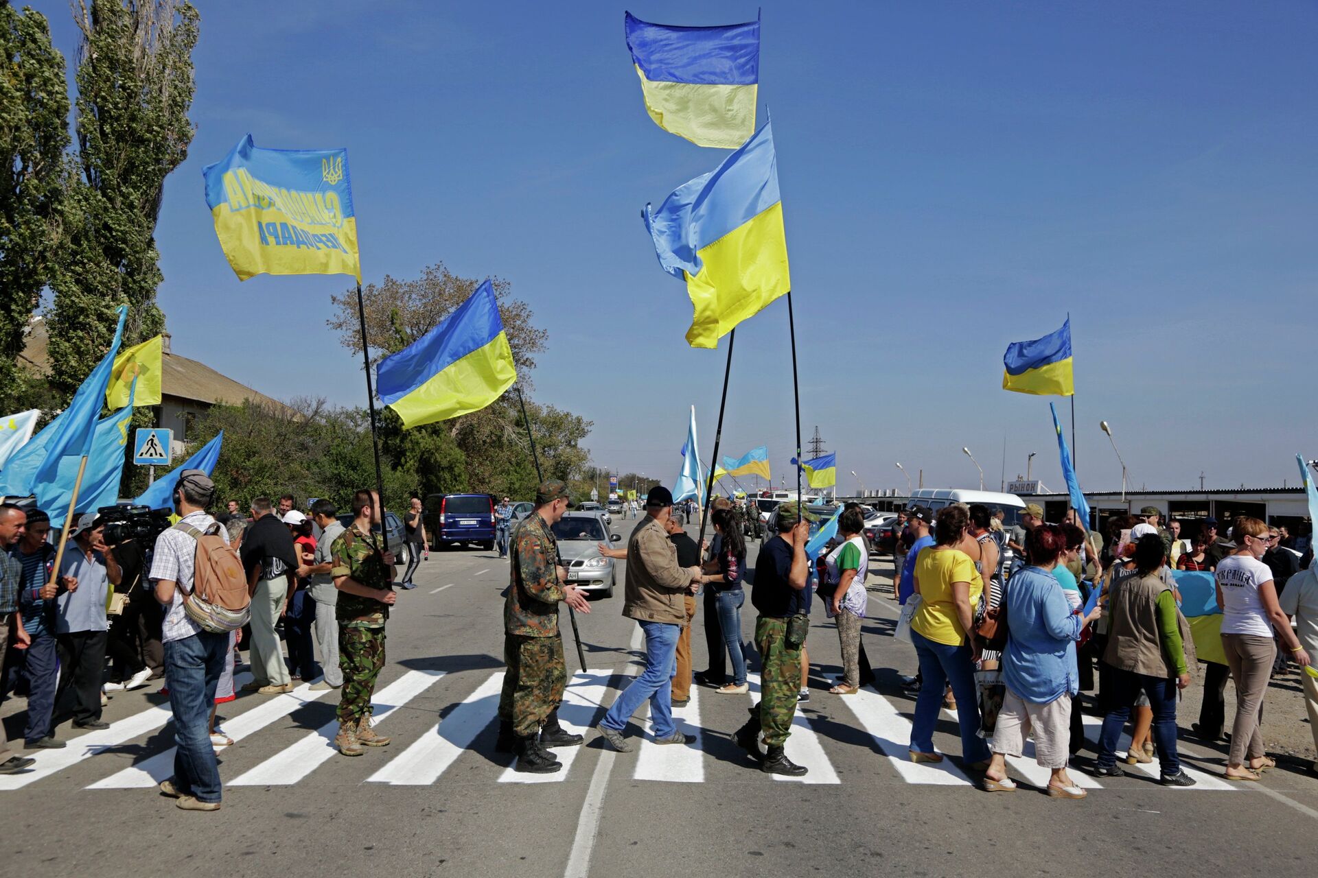 Активисты заблокировали автотрассу у поселка Чонгар на границе Украины и Крыма - ИноСМИ, 1920, 10.12.2020