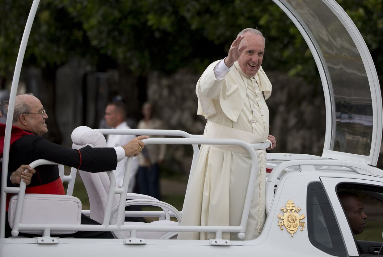 Папа Франциск и кубинский кардинал Хайме Лукас Ортега-и-Аламино прибывают в Апостольскую нунциатуру Гаваны