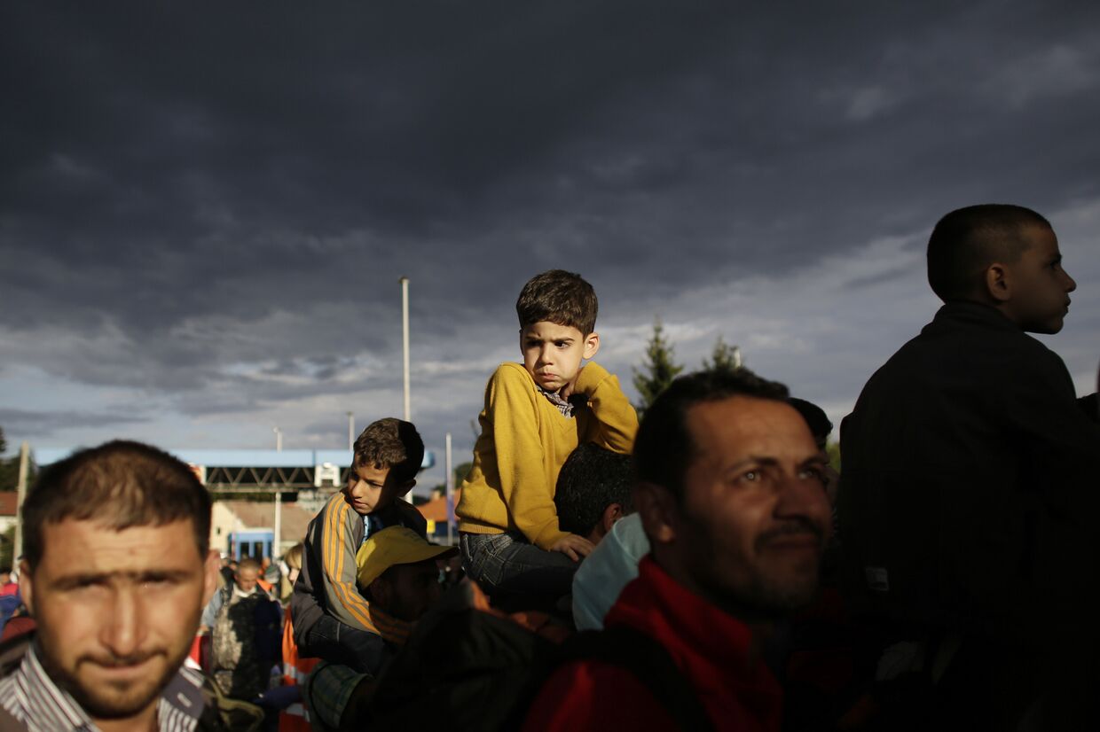 Беженцы пересекают границу Хорватии со Словенией