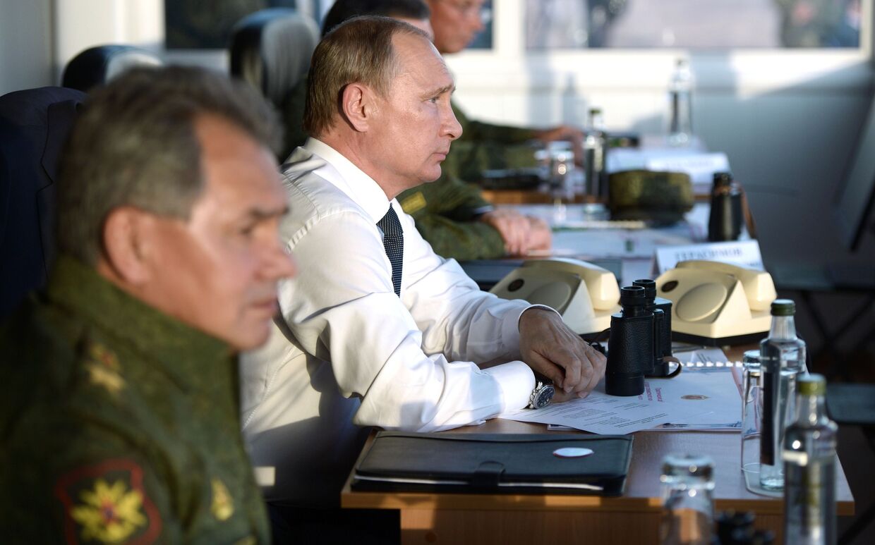Владимир Путин наблюдает за ходом стратегических командно-штабных учений Центр-2015 на уральском полигоне Донгузский в Оренбургской области