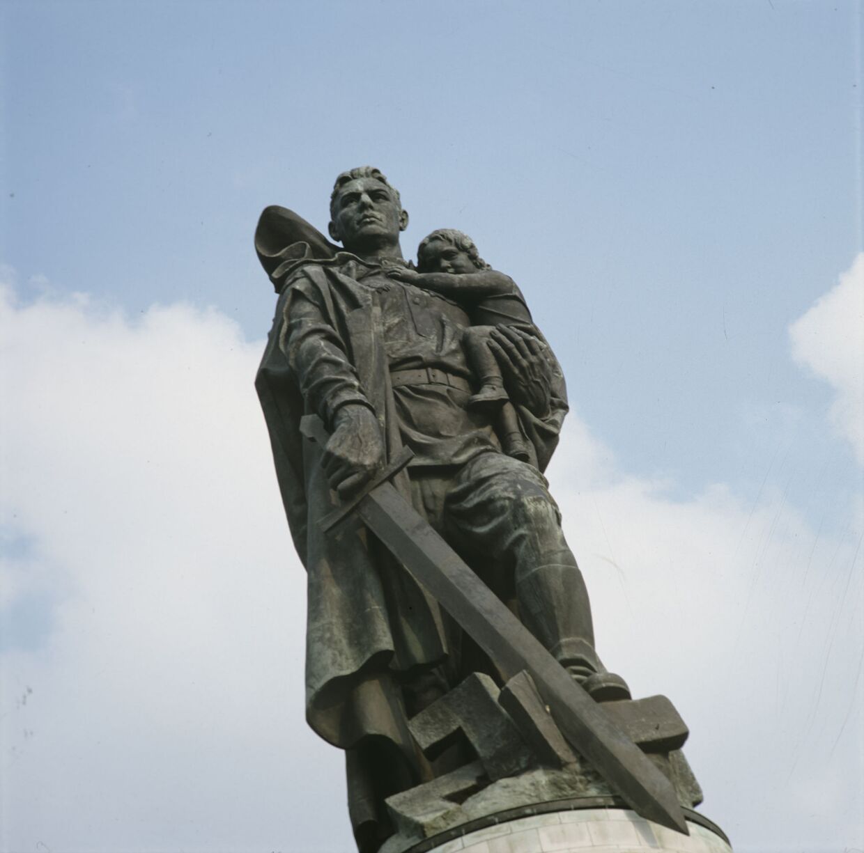 Памятник советскому воину-освободителю в Трептов-парке