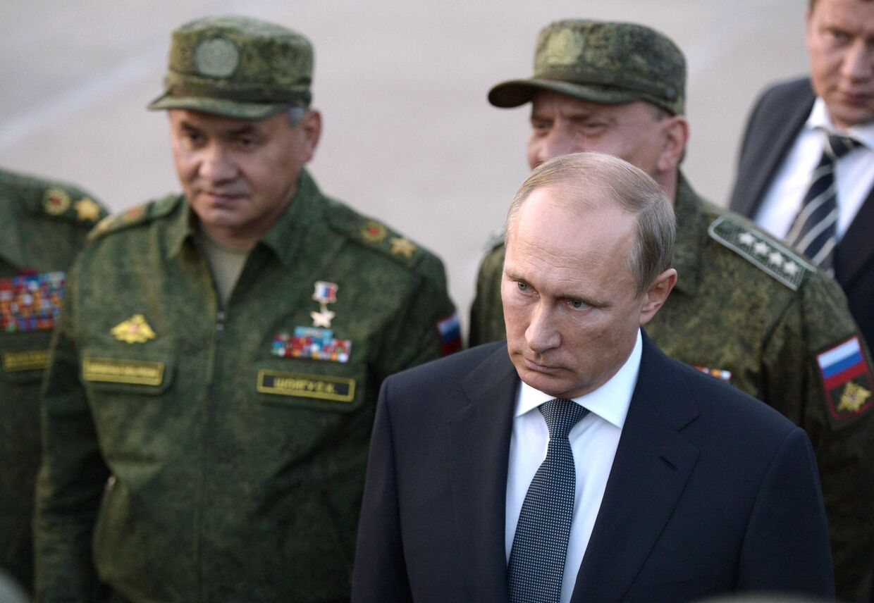 Владимир Путин наблюдает за стратегическими командно-штабными учениями Центр-2015 на полигоне Донгузский в Оренбургской области