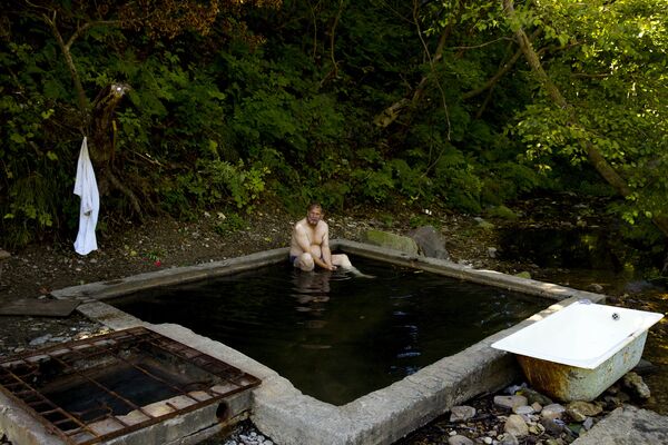 Геннадий Березюк принимает ванну с водой из горячего источника