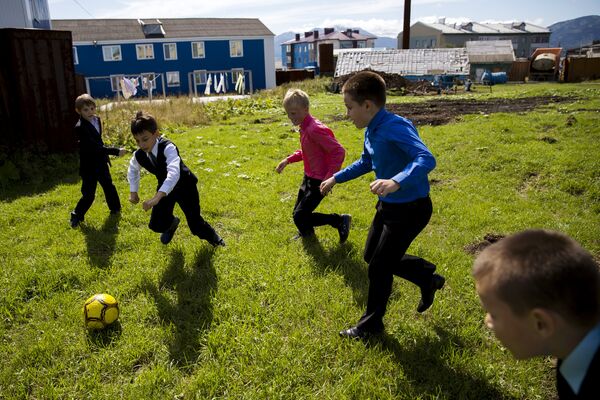 Мальчики играют в футбол в Южно-Курильске
