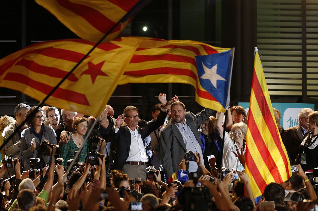 Глава Каталонии Артур Мас и лидер партии «Республиканские левые Каталонии» Ориол Хункерас со сторонниками после досрочных выборов в парламент Каталонии